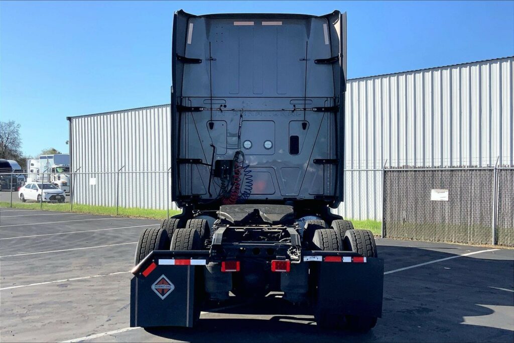 2022 CUM LT625 6×4 Sleeper