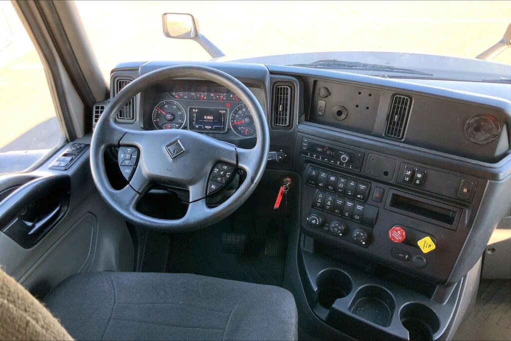 2022 CUM LT625 6×4 Sleeper