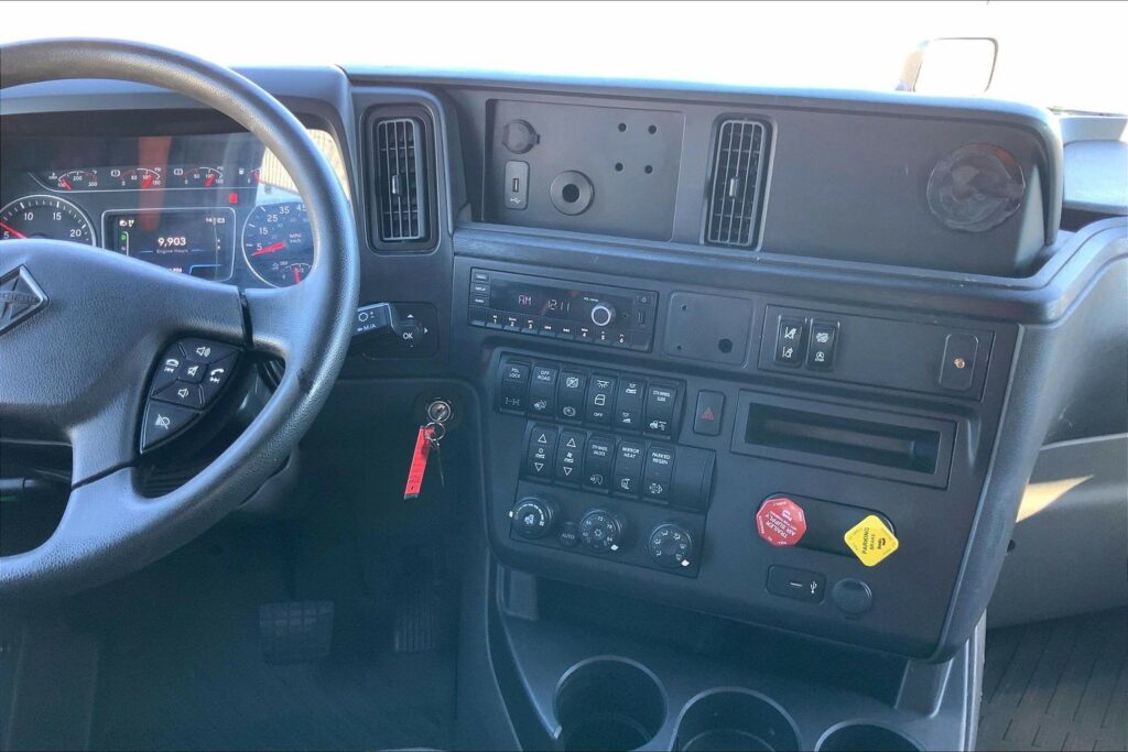 2022 CUM LT625 6×4 Sleeper