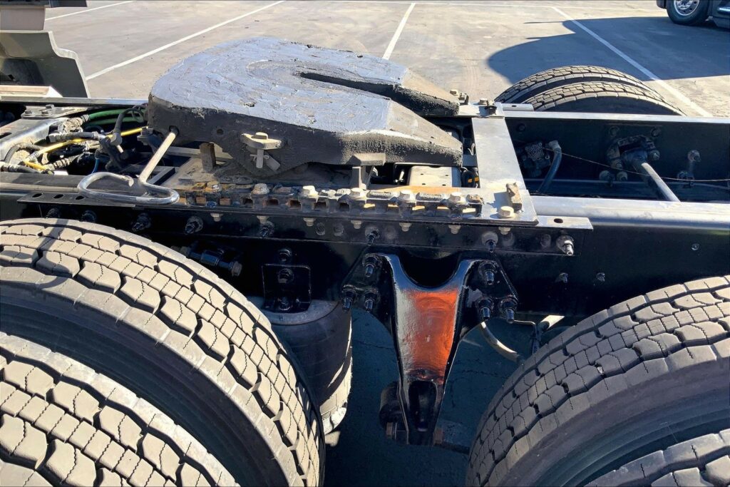 2022 CUM LT625 6×4 Sleeper