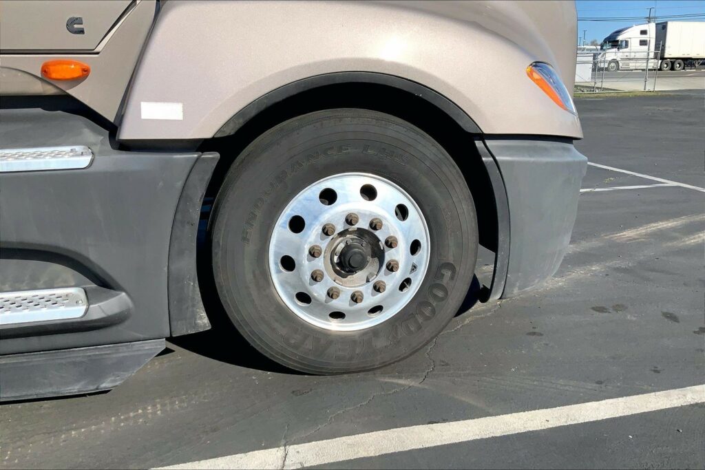 2022 CUM LT625 6×4 Sleeper