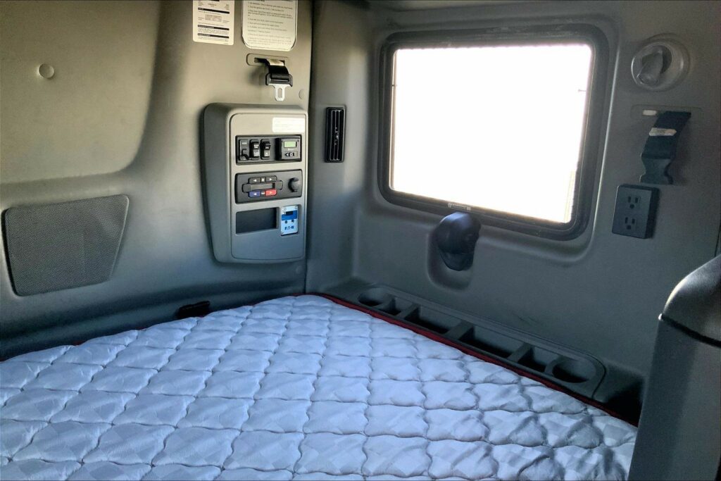 2022 CUM LT625 6×4 Sleeper