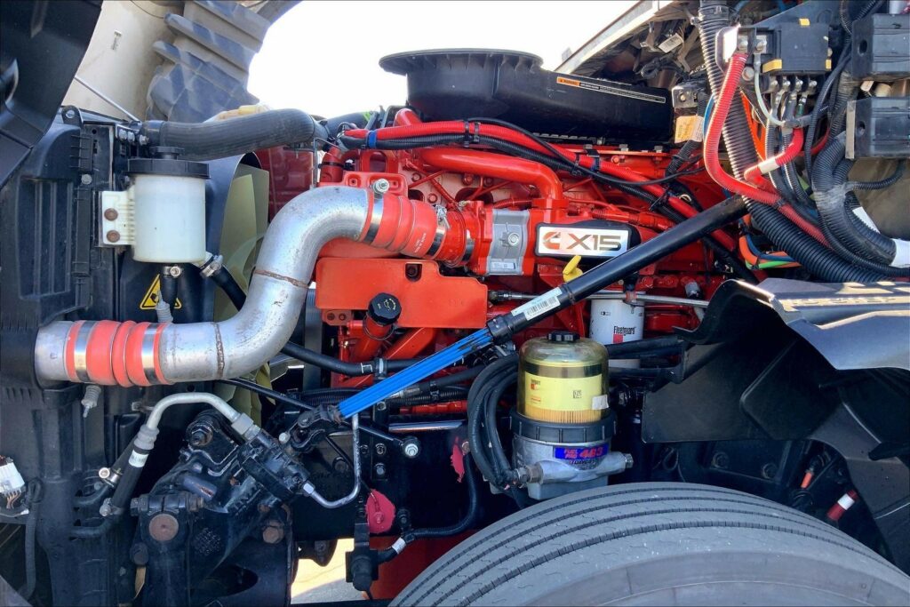 2022 CUM LT625 6×4 Sleeper