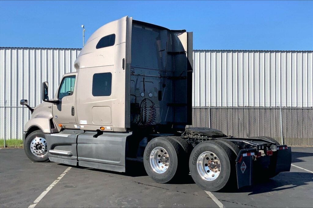 2022 CUM LT625 6×4 Sleeper