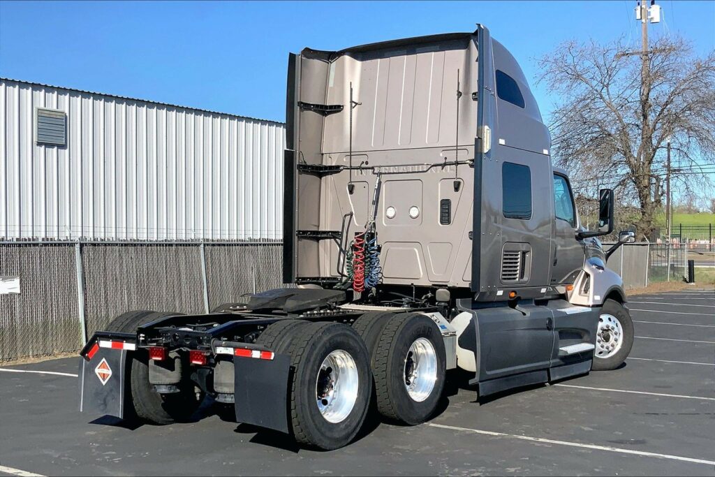 2022 CUM LT625 6×4 Sleeper