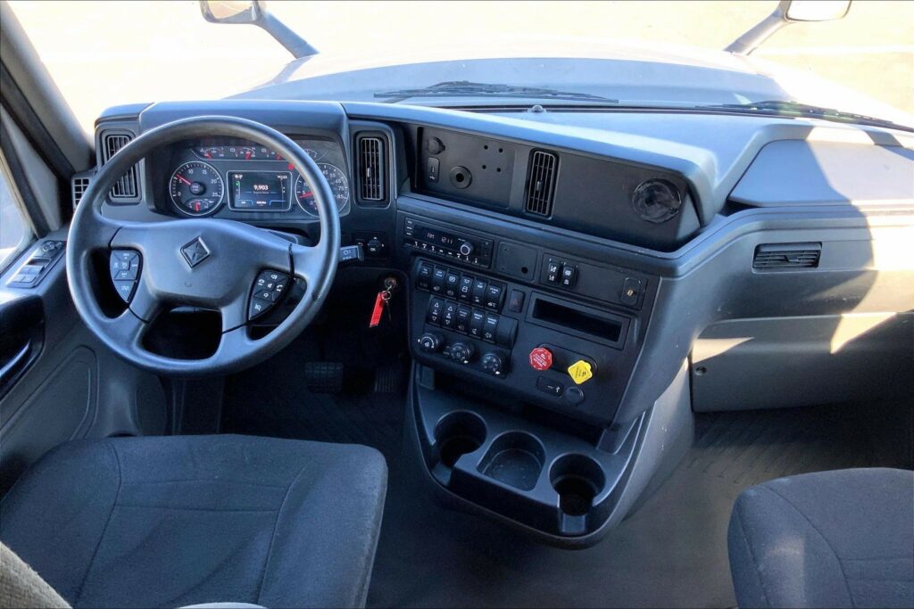 2022 CUM LT625 6×4 Sleeper