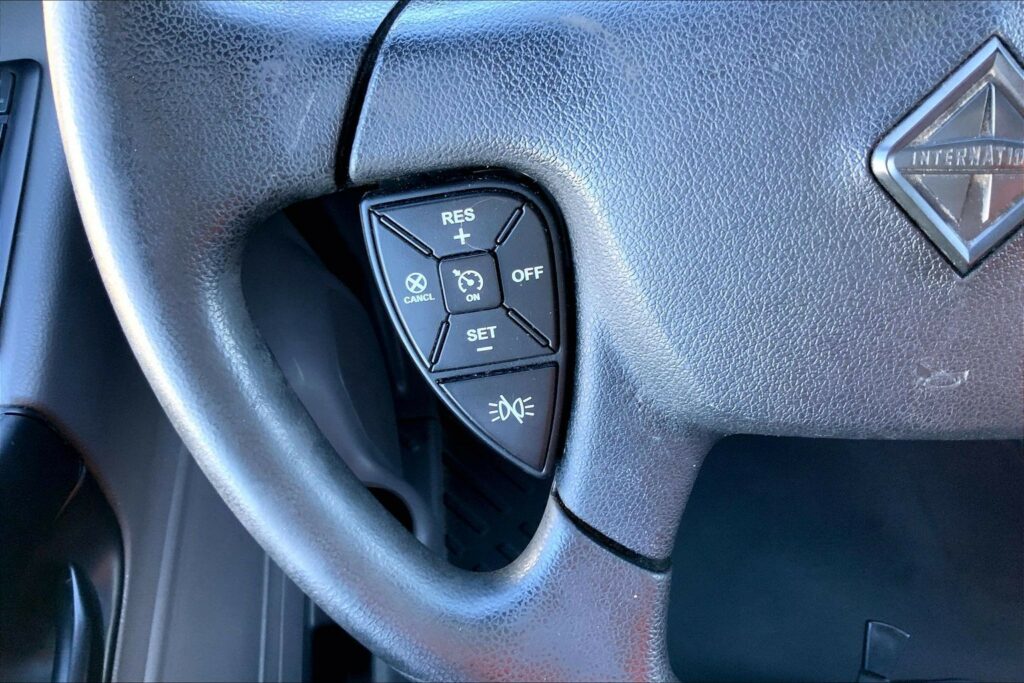 2022 CUM LT625 6×4 Sleeper