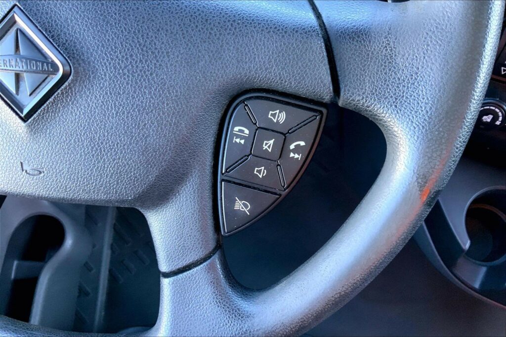 2022 CUM LT625 6×4 Sleeper