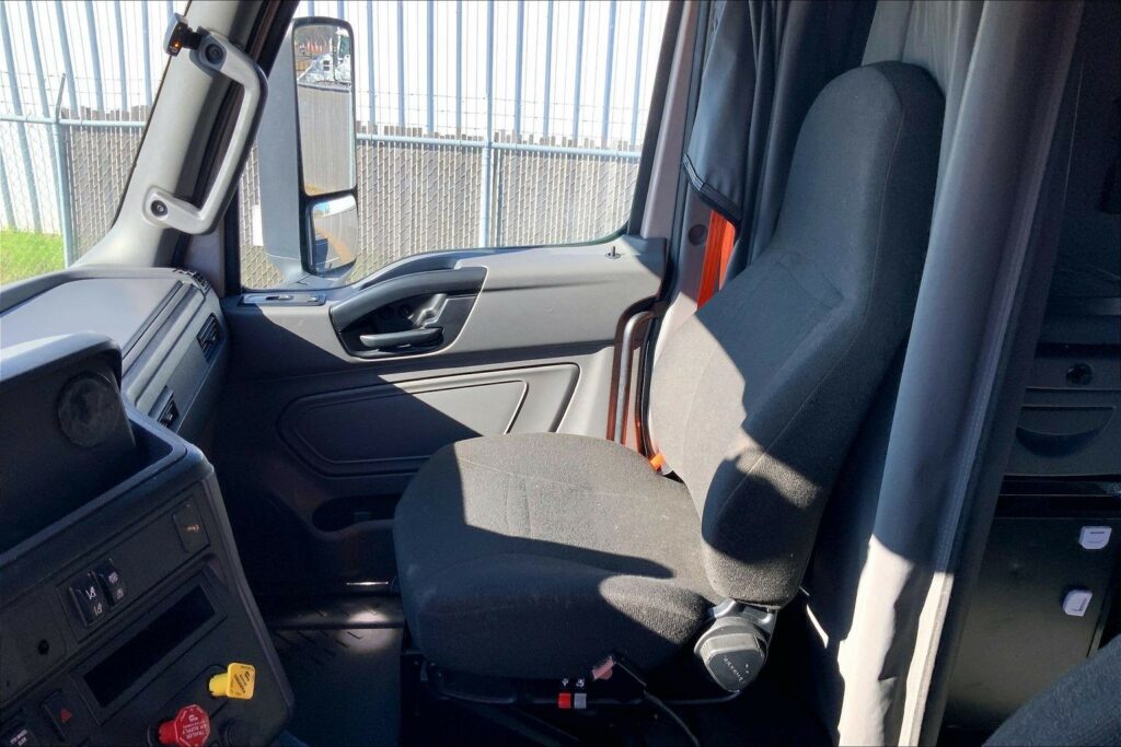 2022 CUM LT625 6×4 Sleeper