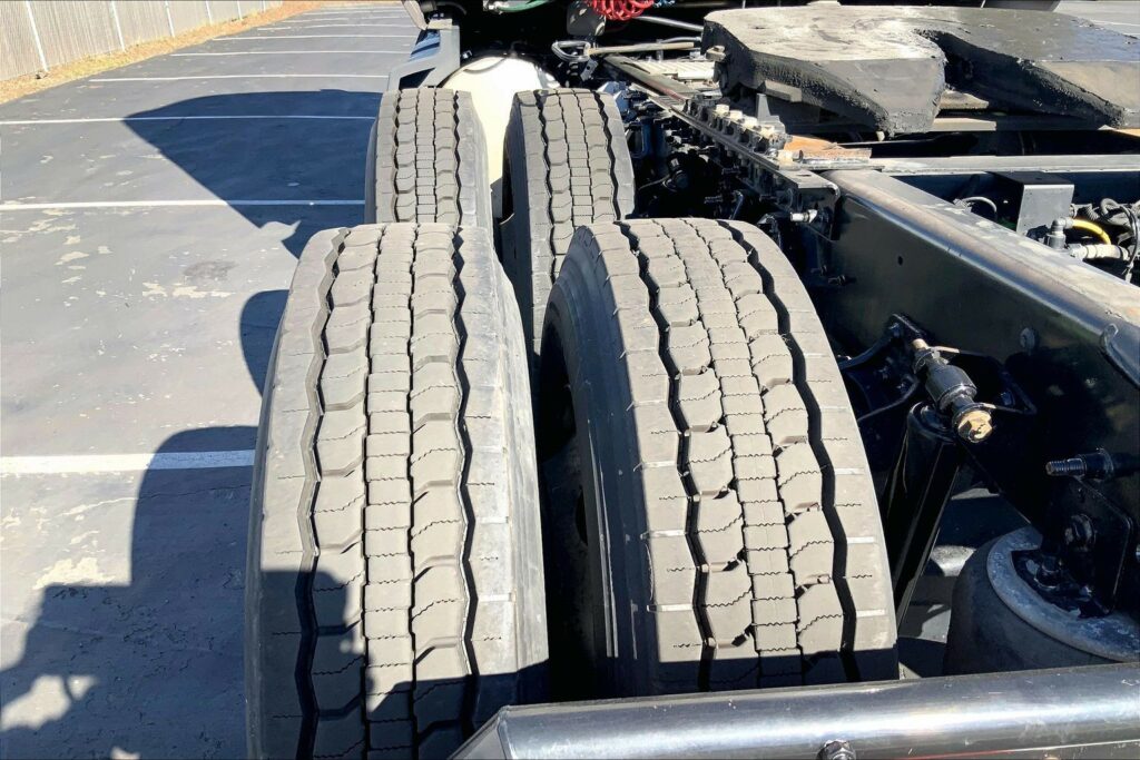 2022 CUM LT625 6×4 Sleeper