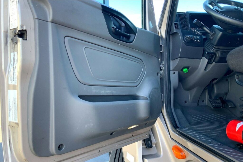 2022 CUM LT625 6×4 Sleeper