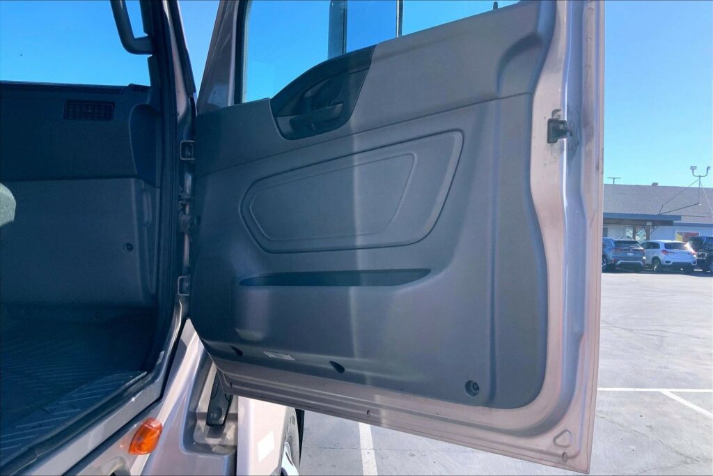 2022 CUM LT625 6×4 Sleeper