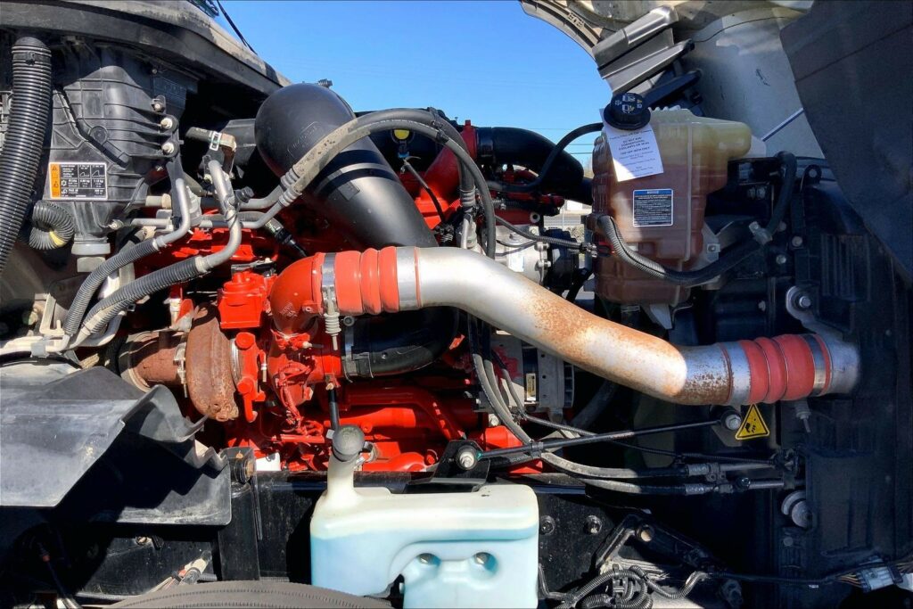 2022 CUM LT625 6×4 Sleeper