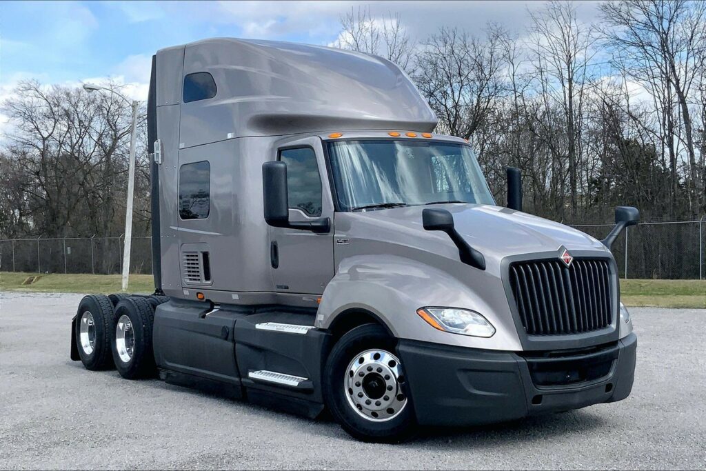 2022 CUM LT625 6×4 Sleeper