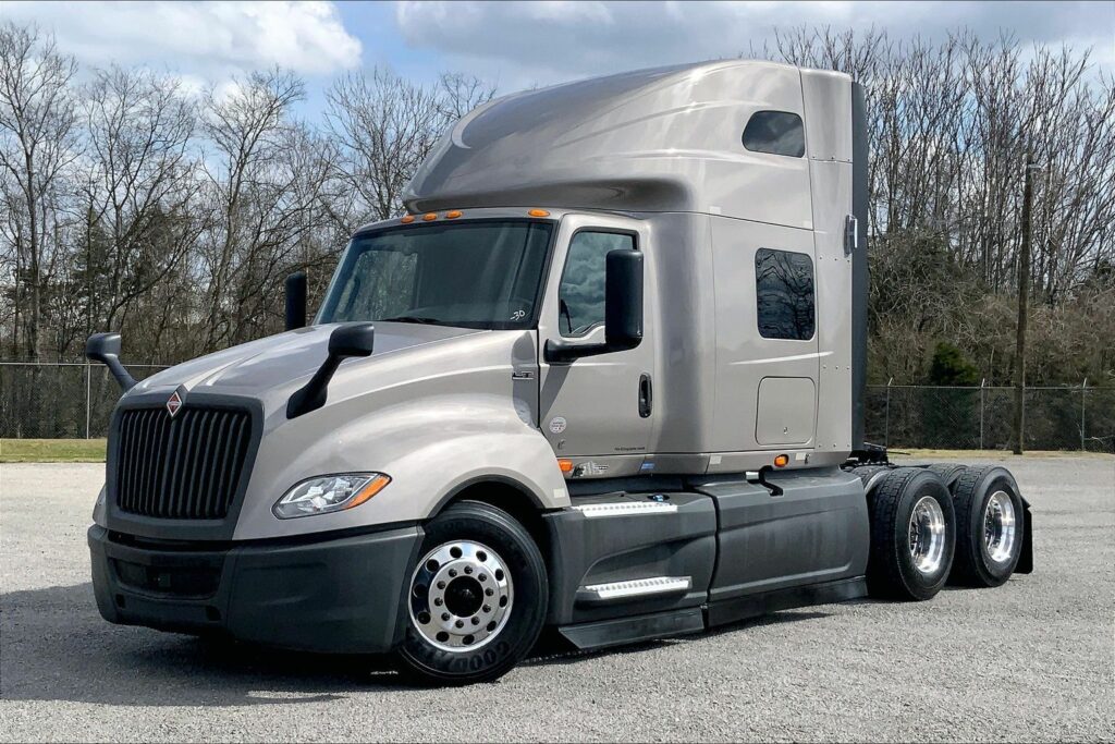 2022 CUM LT625 6×4 Sleeper