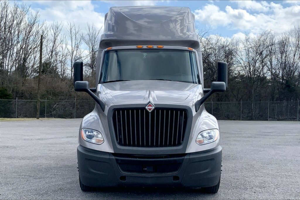 2022 CUM LT625 6×4 Sleeper