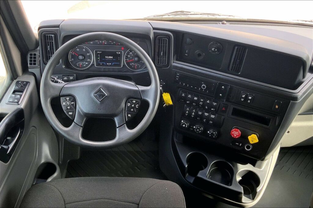 2022 CUM LT625 6×4 Sleeper