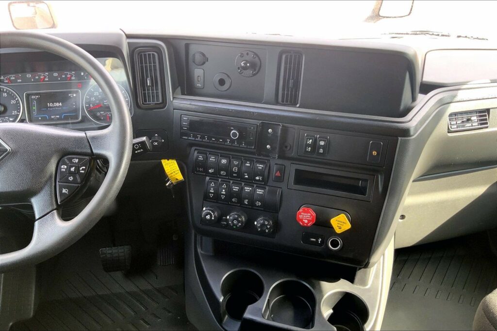 2022 CUM LT625 6×4 Sleeper