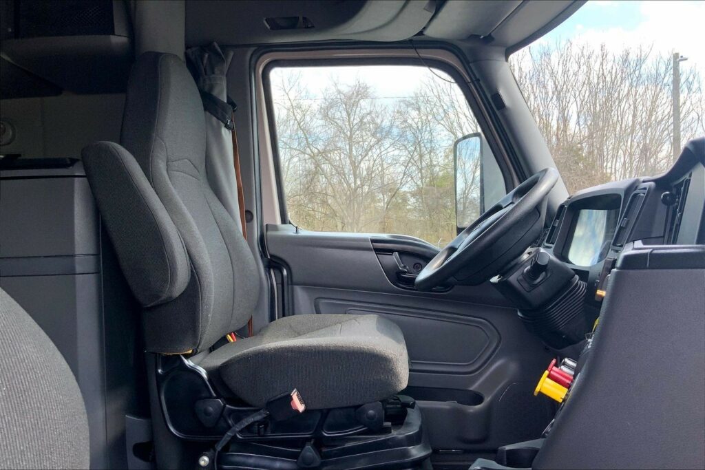 2022 CUM LT625 6×4 Sleeper