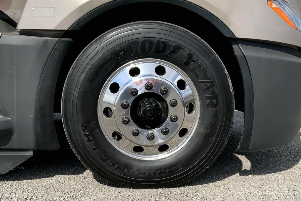 2022 CUM LT625 6×4 Sleeper