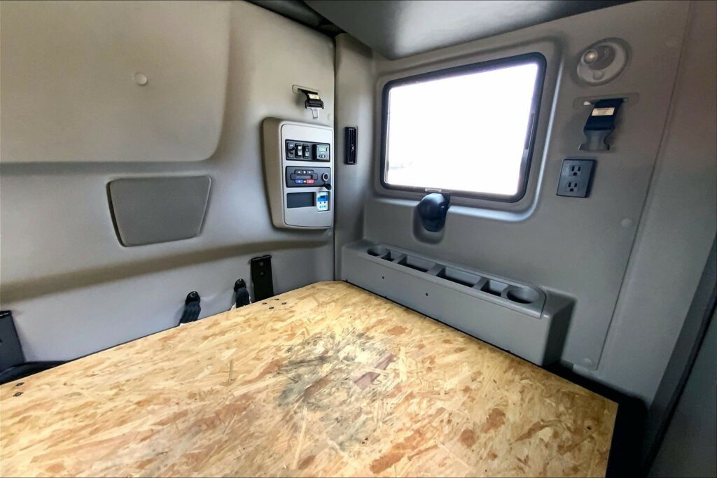 2022 CUM LT625 6×4 Sleeper