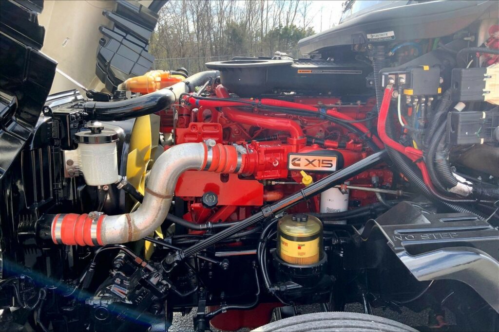 2022 CUM LT625 6×4 Sleeper