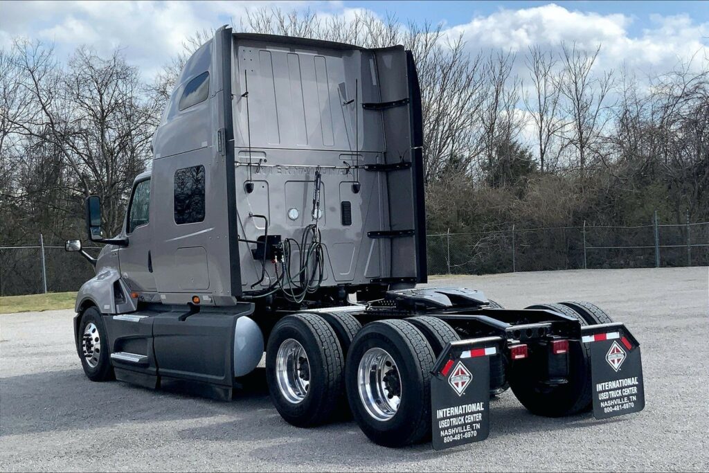 2022 CUM LT625 6×4 Sleeper