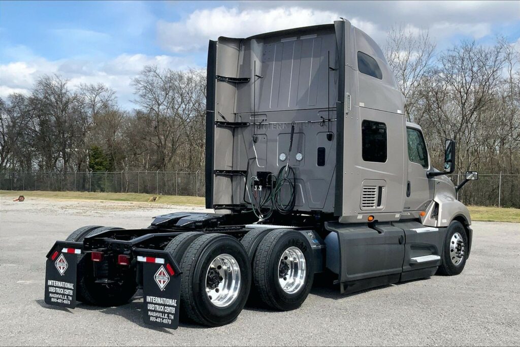 2022 CUM LT625 6×4 Sleeper