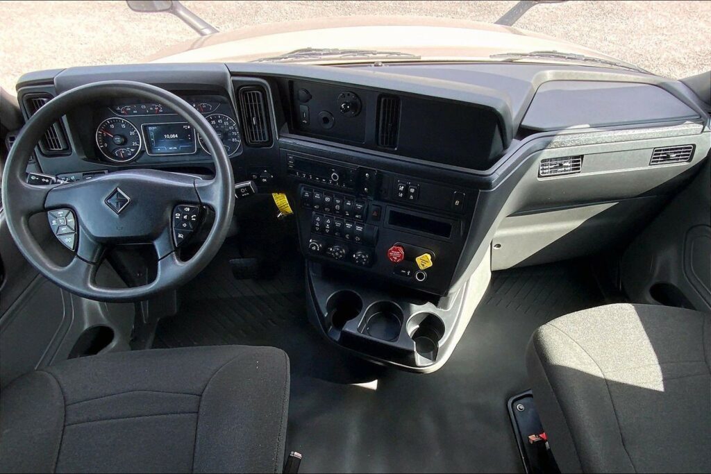 2022 CUM LT625 6×4 Sleeper