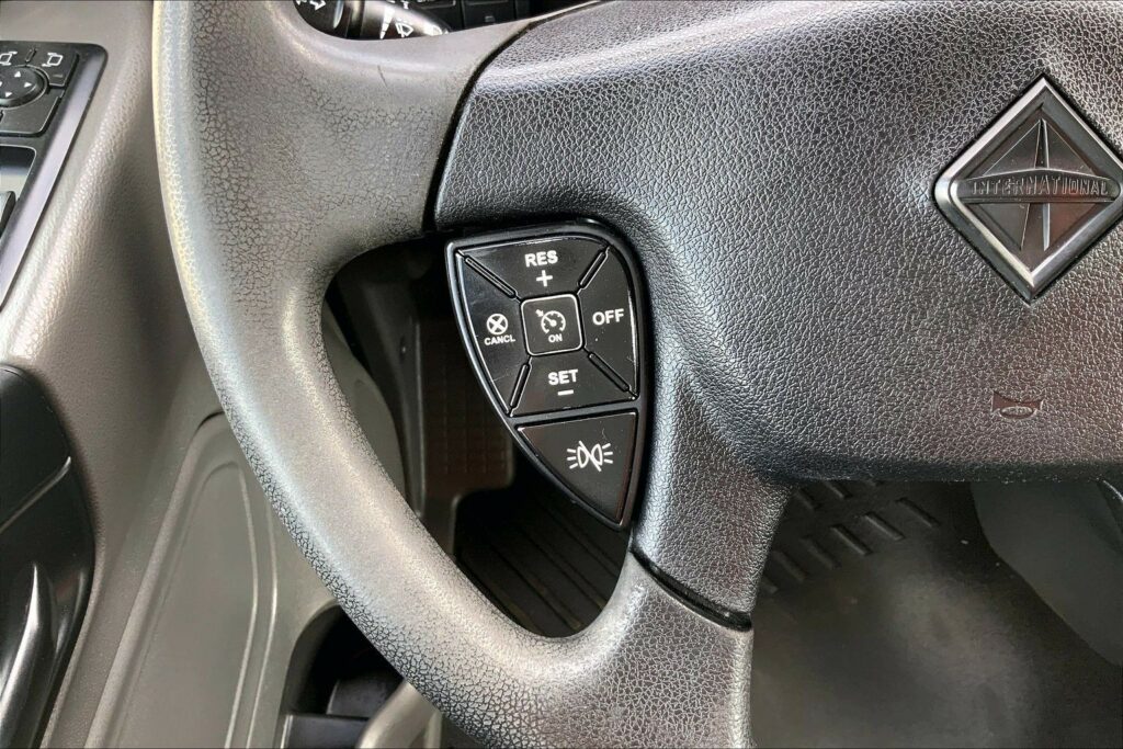 2022 CUM LT625 6×4 Sleeper