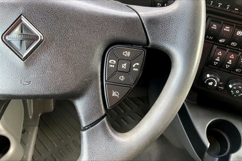 2022 CUM LT625 6×4 Sleeper