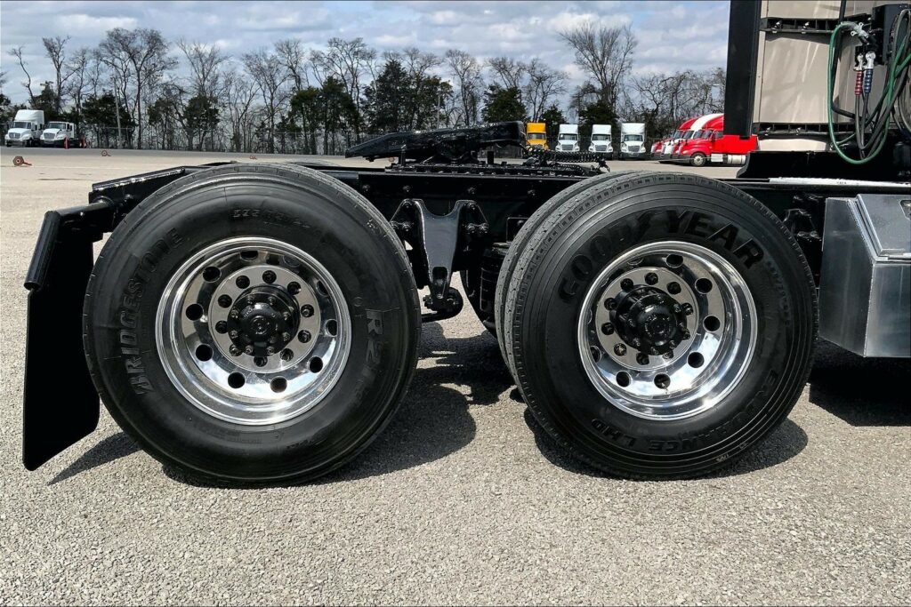 2022 CUM LT625 6×4 Sleeper