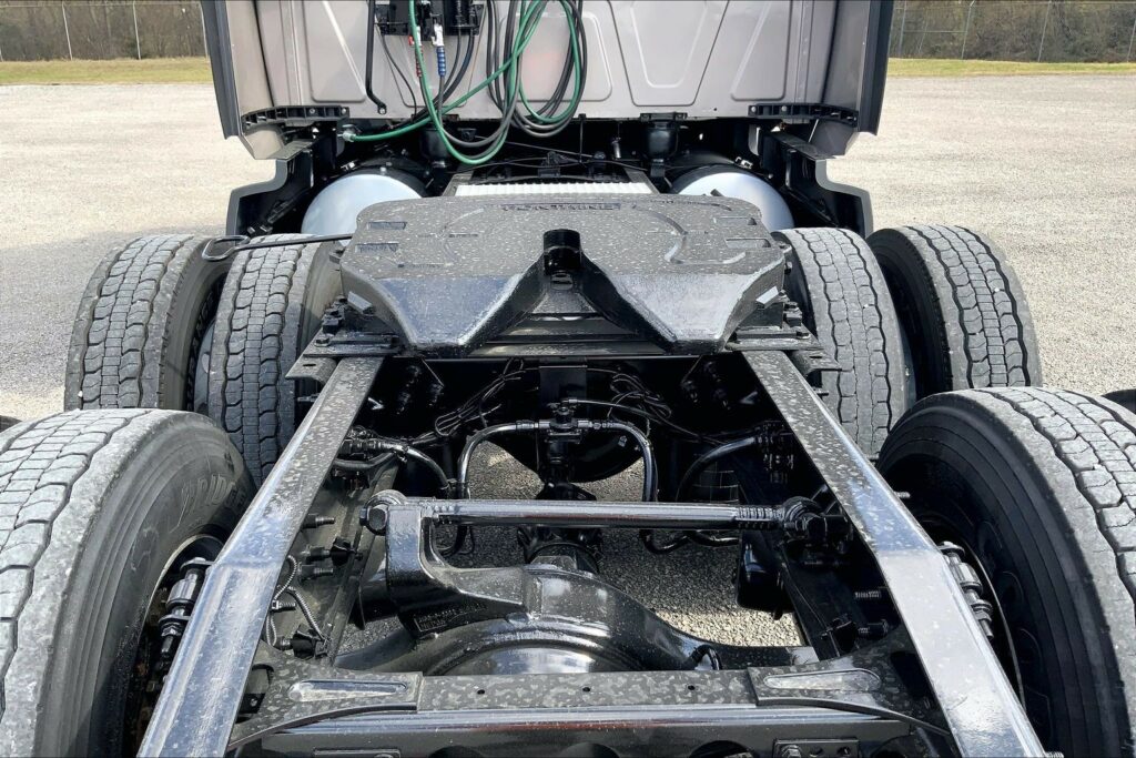 2022 CUM LT625 6×4 Sleeper