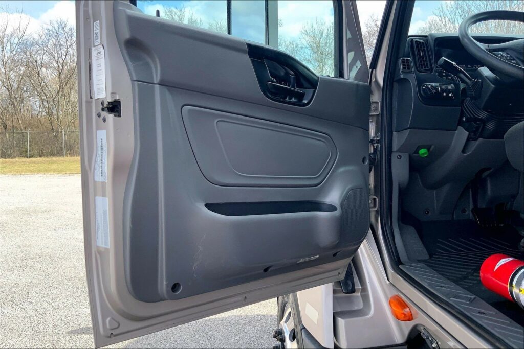 2022 CUM LT625 6×4 Sleeper