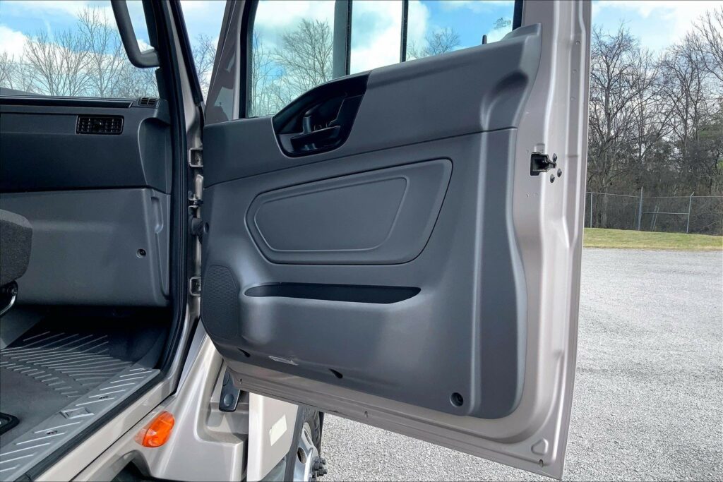 2022 CUM LT625 6×4 Sleeper