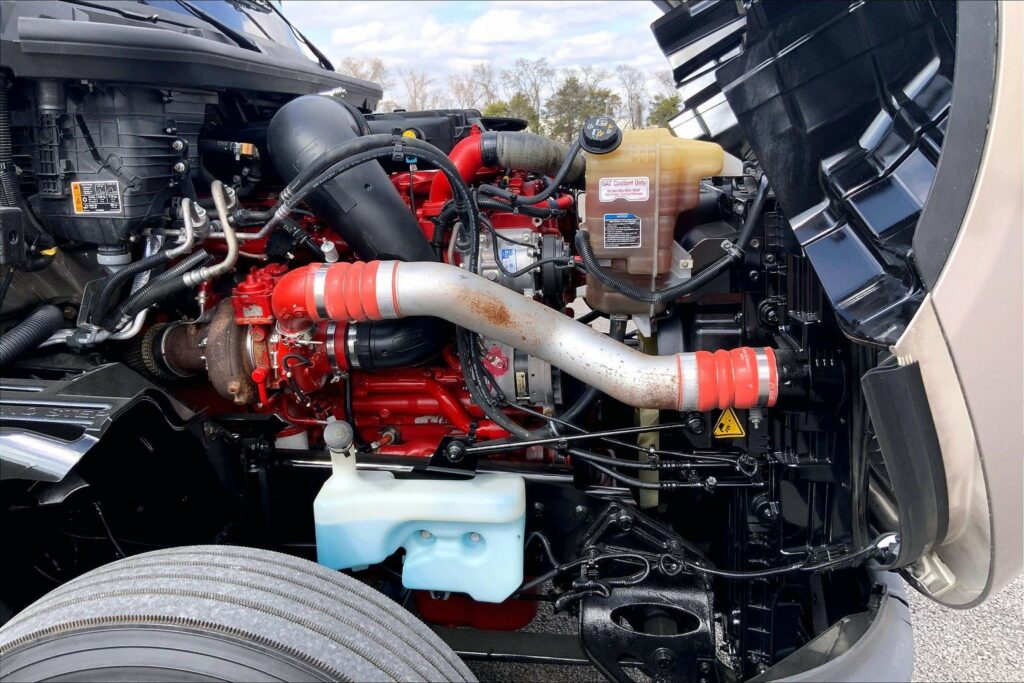 2022 CUM LT625 6×4 Sleeper