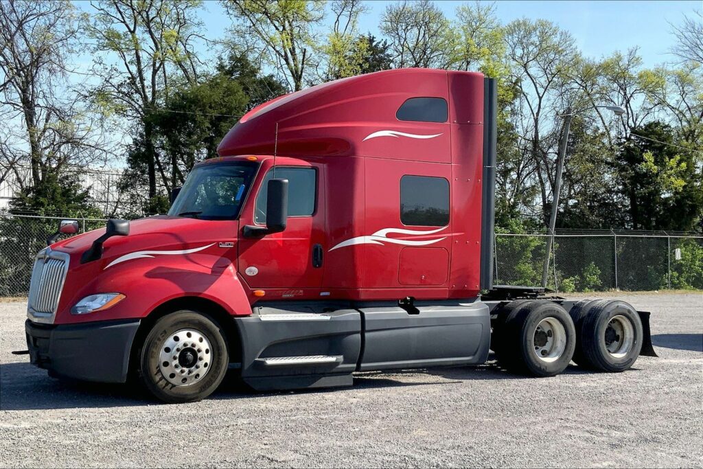 2023 CUM LT625 6X4 Sleeper