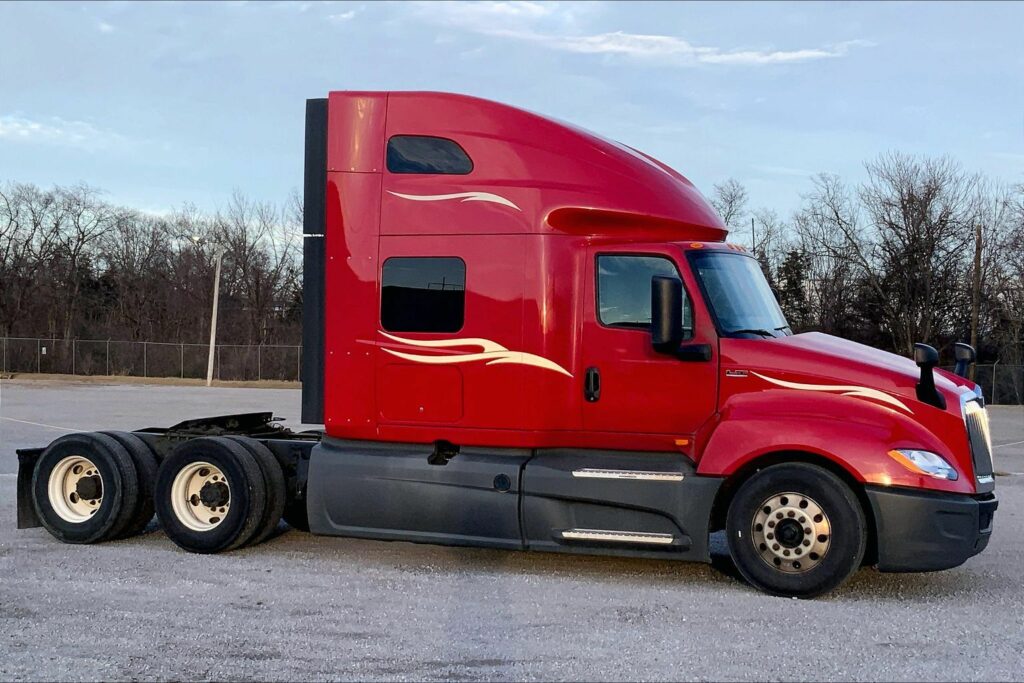 2023 CUM LT625 6X4 Sleeper