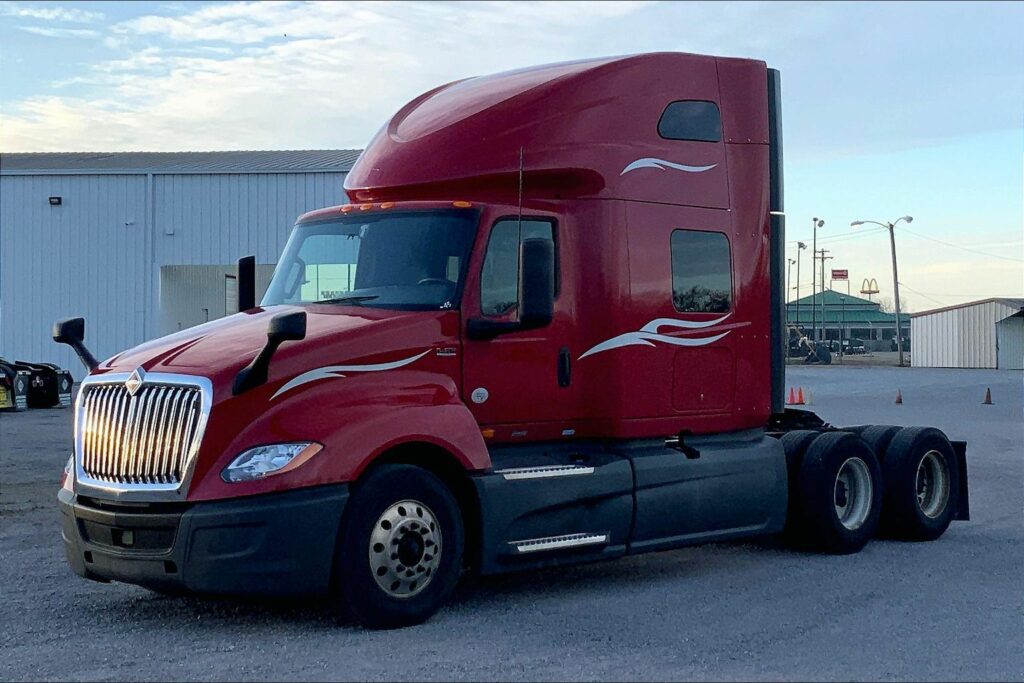 2023 CUM LT625 6X4 Sleeper