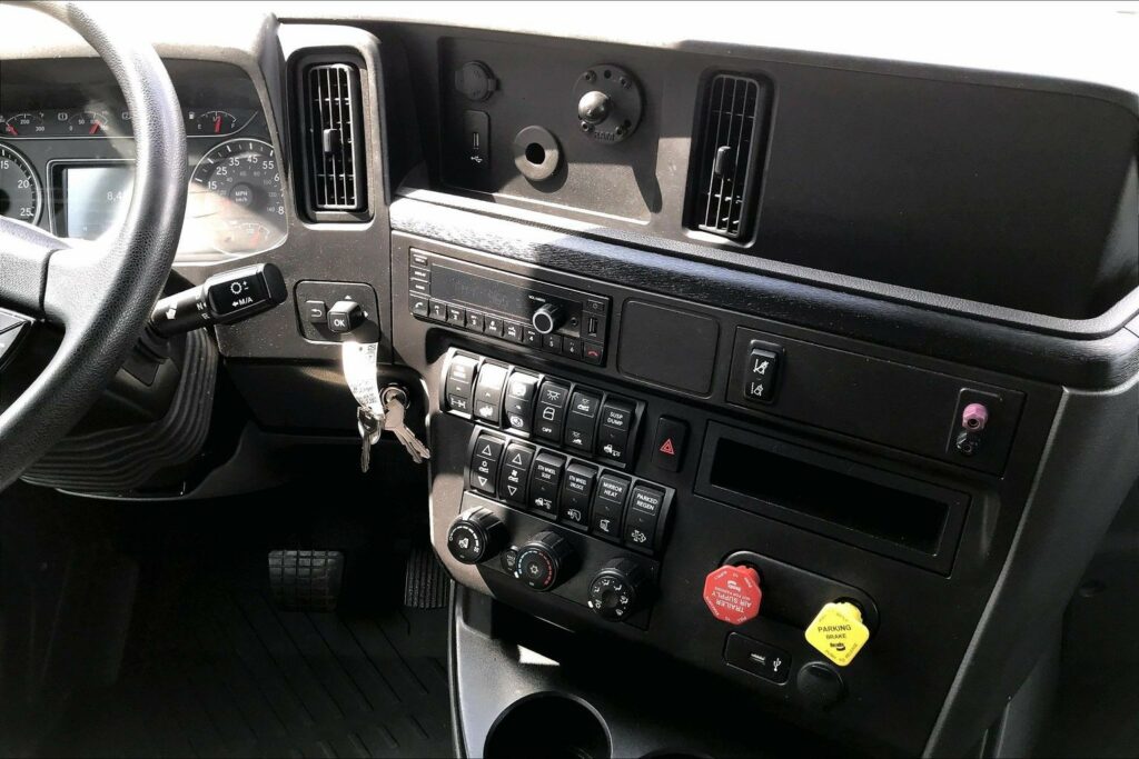 2023 INT LT625 6×4 Sleeper