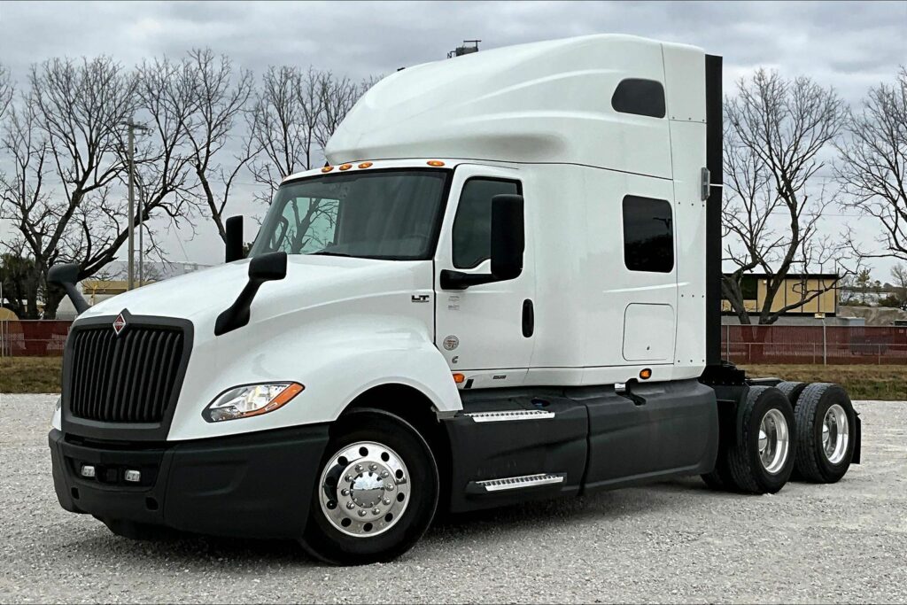 2021 CUM LT625 6×4 Sleeper