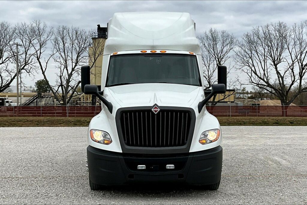 2021 CUM LT625 6×4 Sleeper