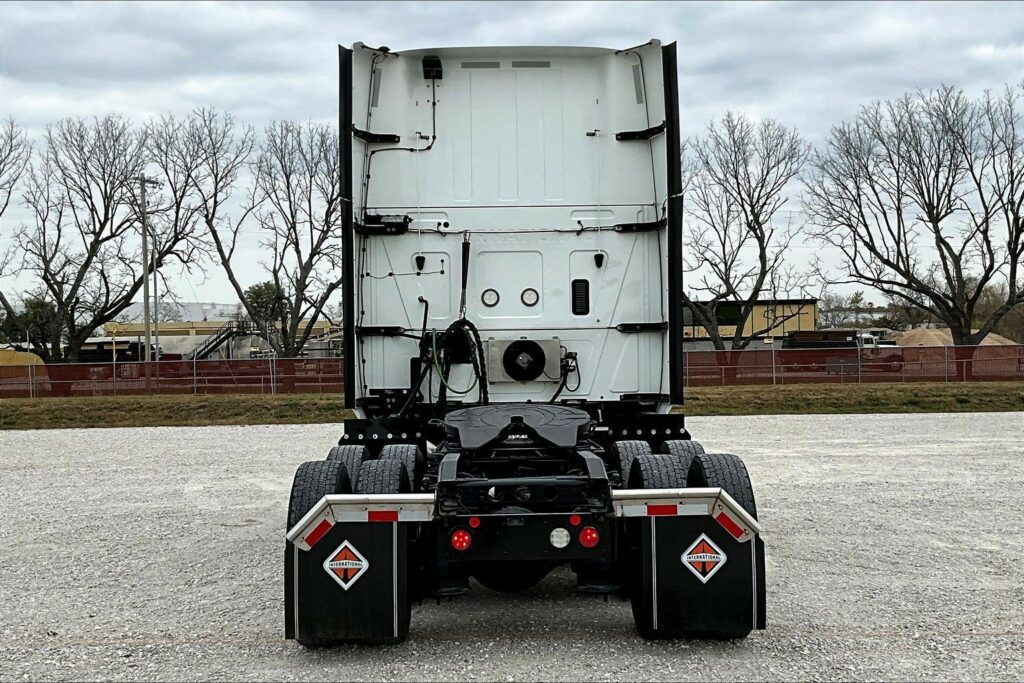 2021 CUM LT625 6×4 Sleeper