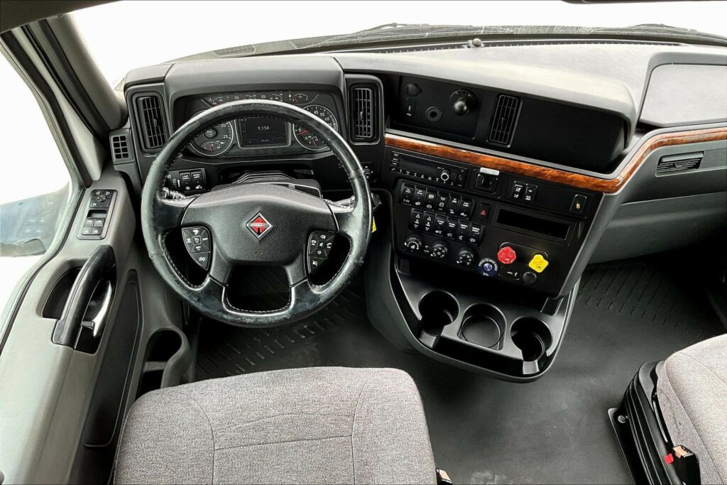 2021 CUM LT625 6×4 Sleeper