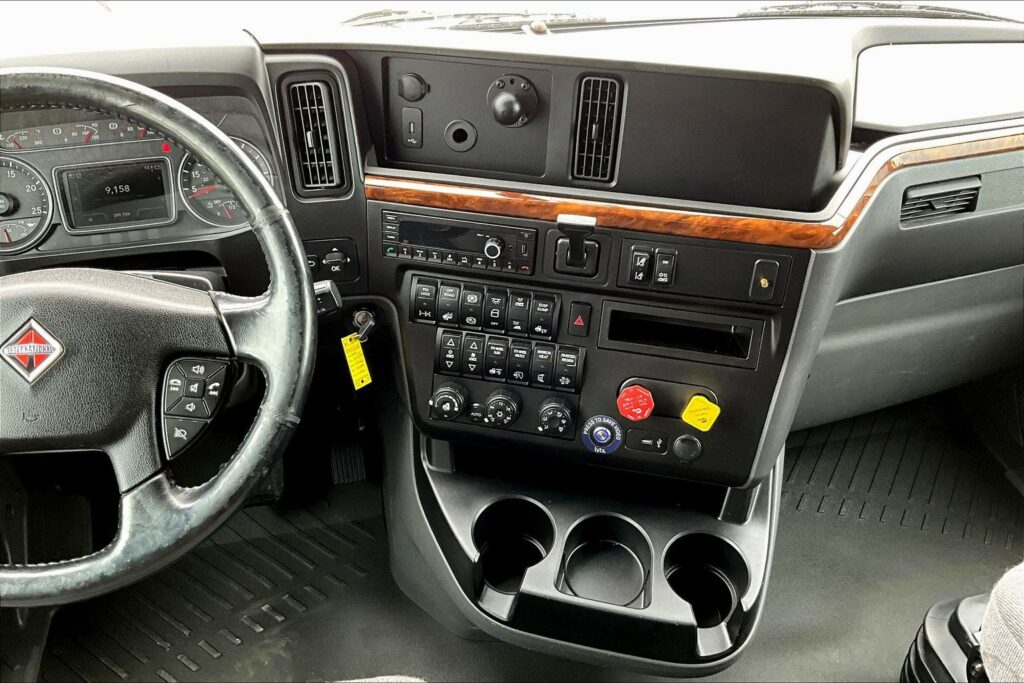 2021 CUM LT625 6×4 Sleeper