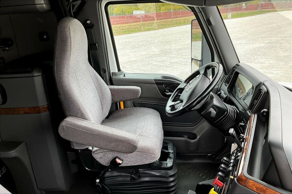 2021 CUM LT625 6×4 Sleeper