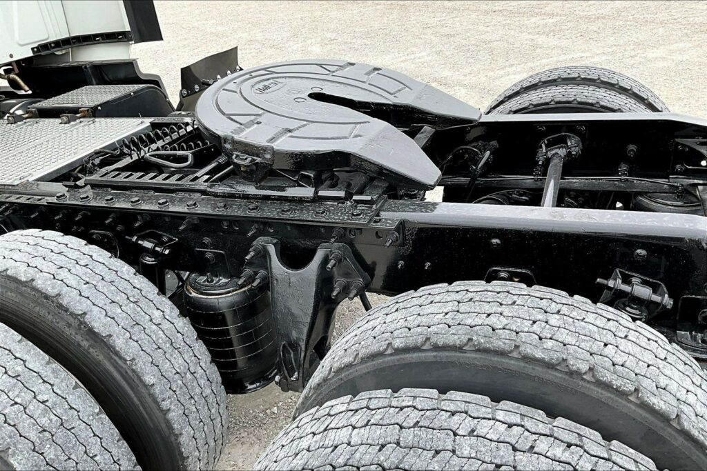 2021 CUM LT625 6×4 Sleeper