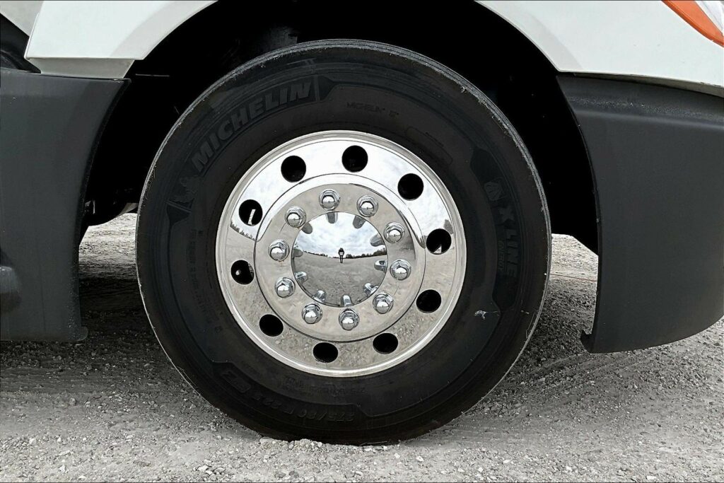 2021 CUM LT625 6×4 Sleeper