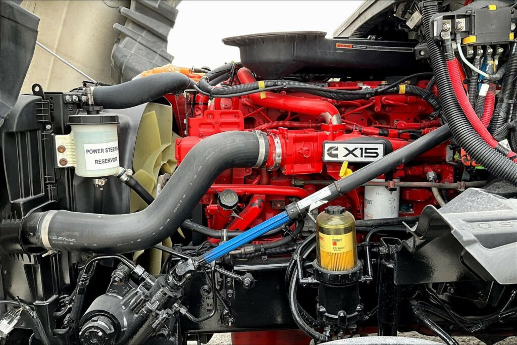 2021 CUM LT625 6×4 Sleeper