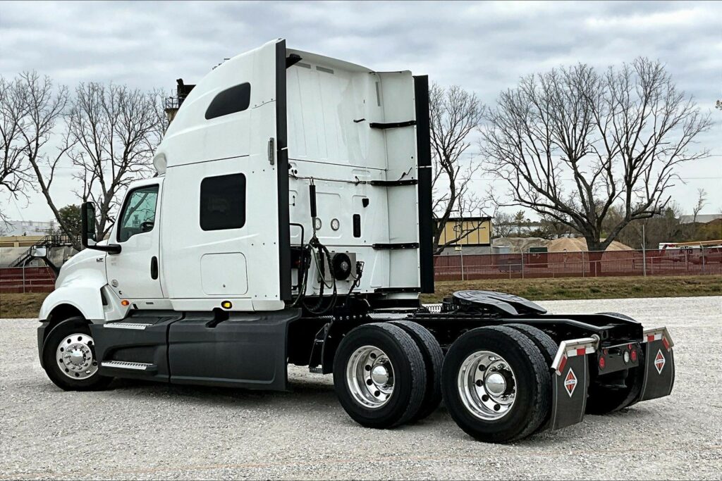 2021 CUM LT625 6×4 Sleeper